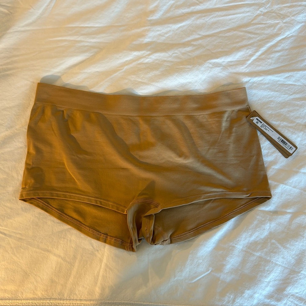 Skims soft smoothing seamless boy short in ochre